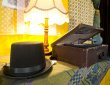 Klobouk, lampa a kufříkový gramofon (foto Dominik Hejbal)